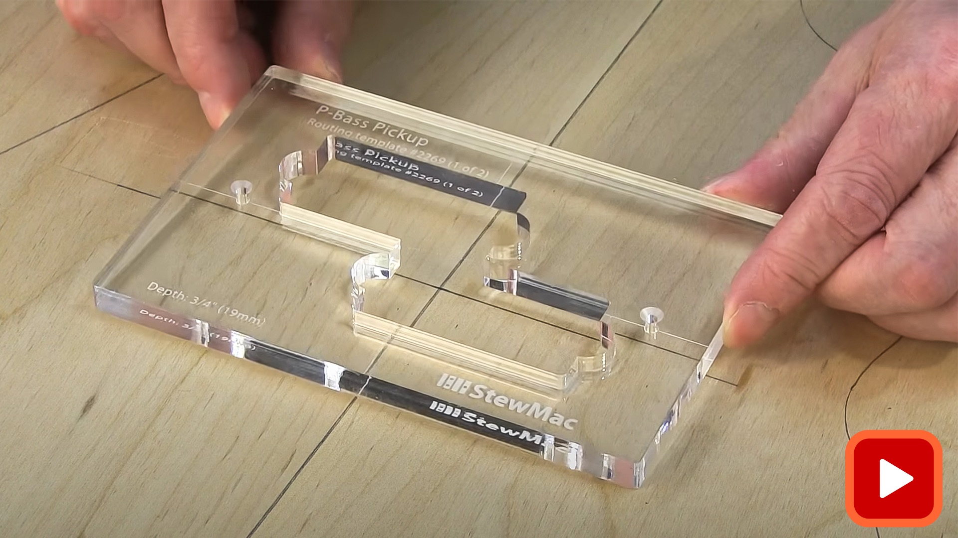 Hände richten die Vorlage für das Abhol-Routing auf dem Rohling aus