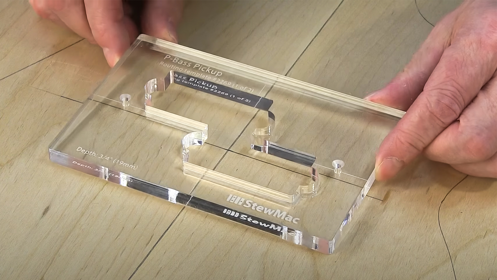 So routen Sie einen P-Bass-Aufnahmehohlraum mit Schablonen