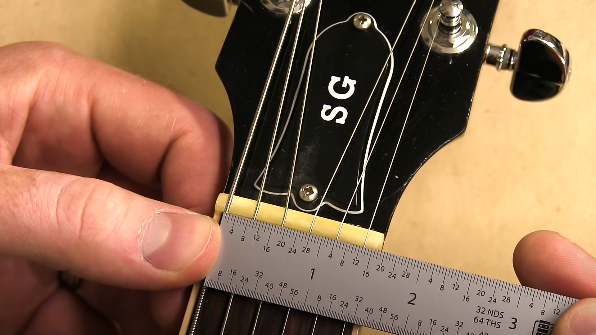 Totpunkt Ihrer Gitarre messen: StewMac Shop Rule in SAE und Metric