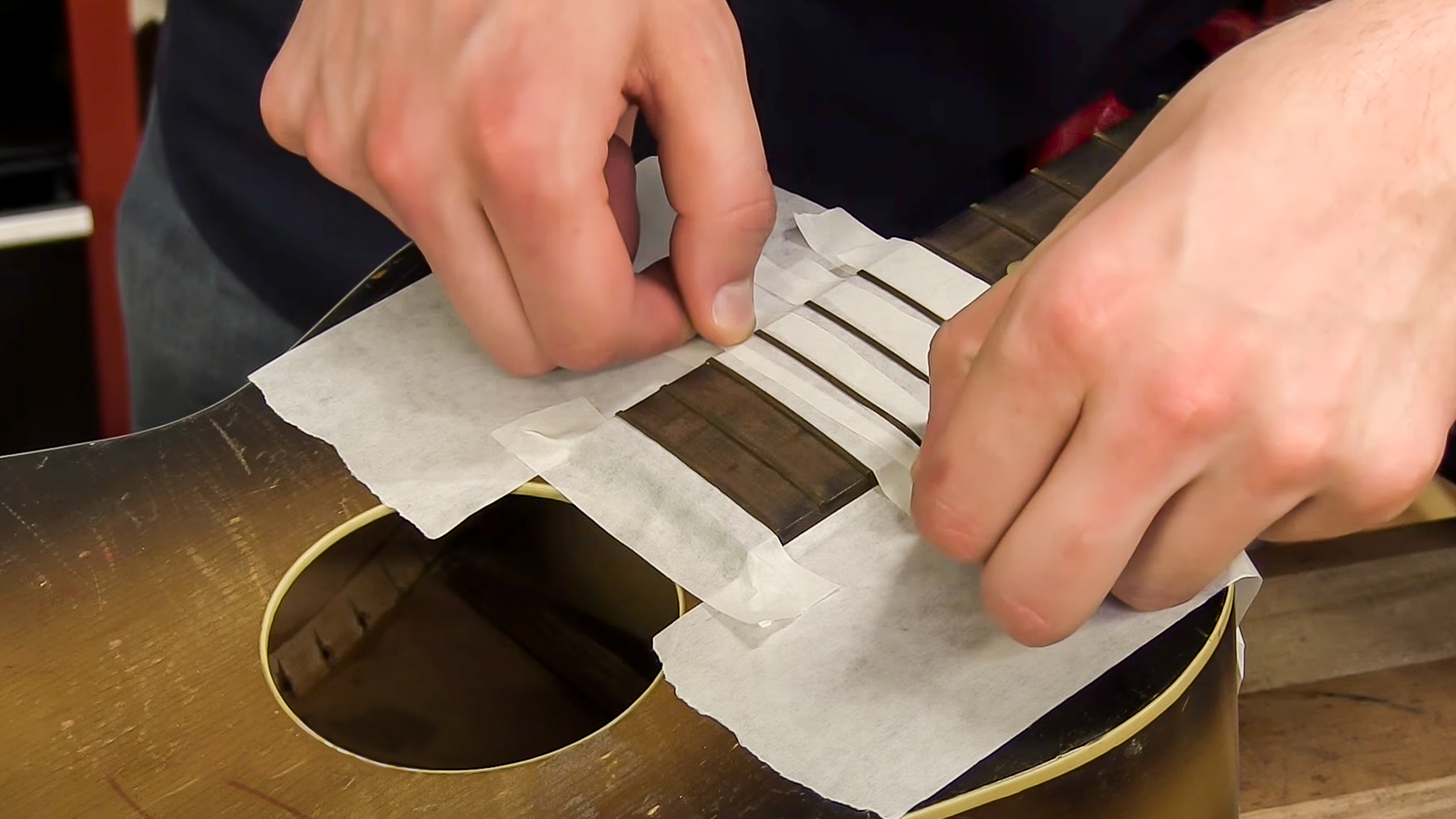 Schützen Sie empfindliche Oberflächen mit einem klebearmen Schutzband