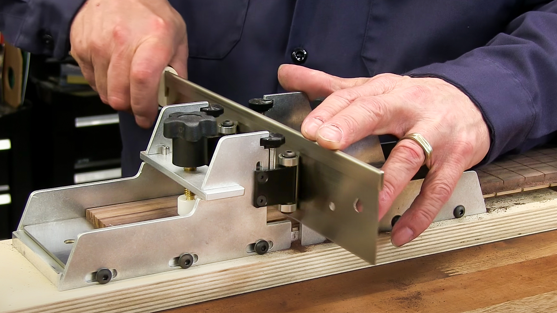 StewMac Fret Slotting Gehrungskasten Video