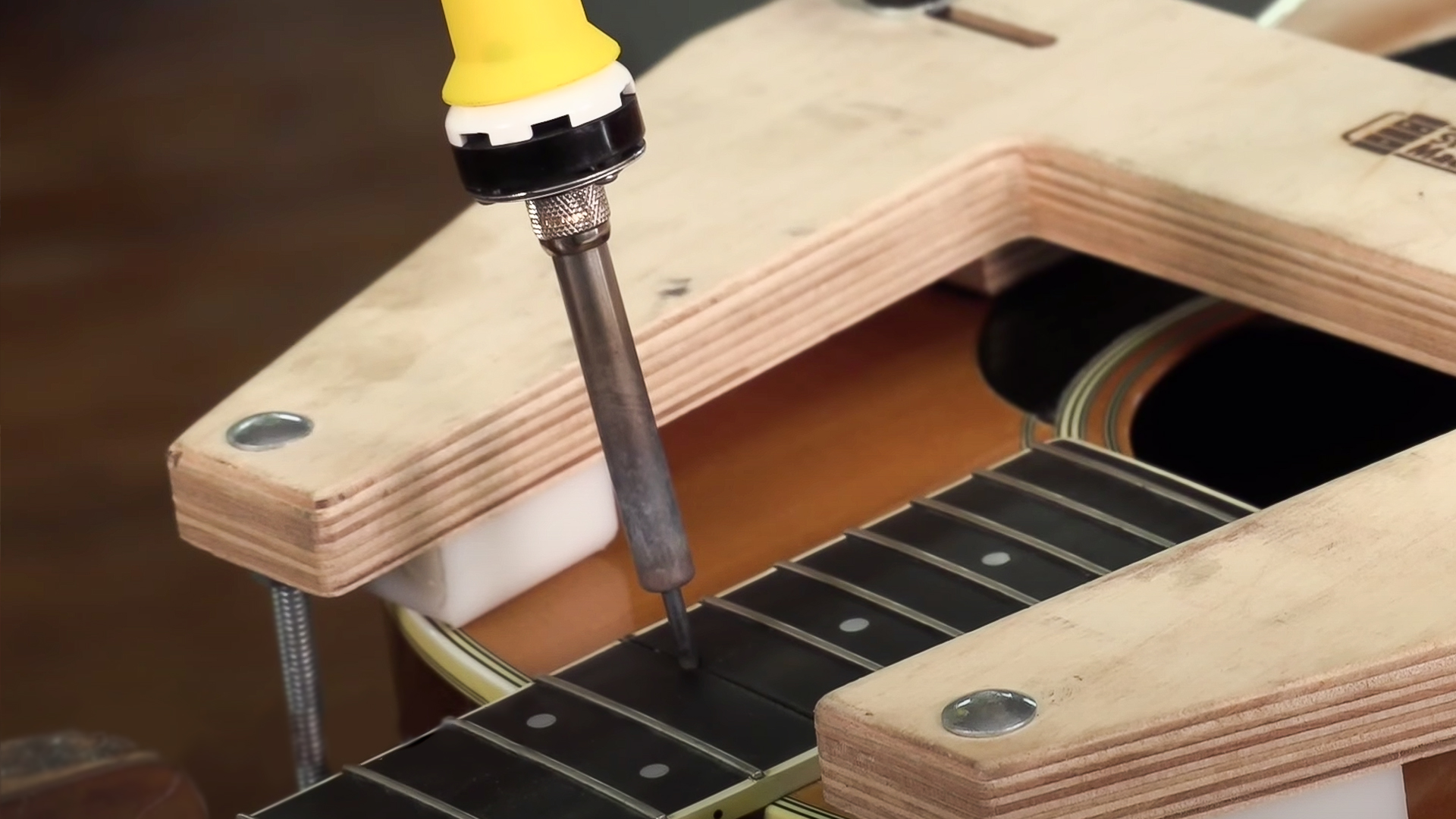 Der HeatStick: geklebte Hälse ohne schädlichen Dampf entfernen