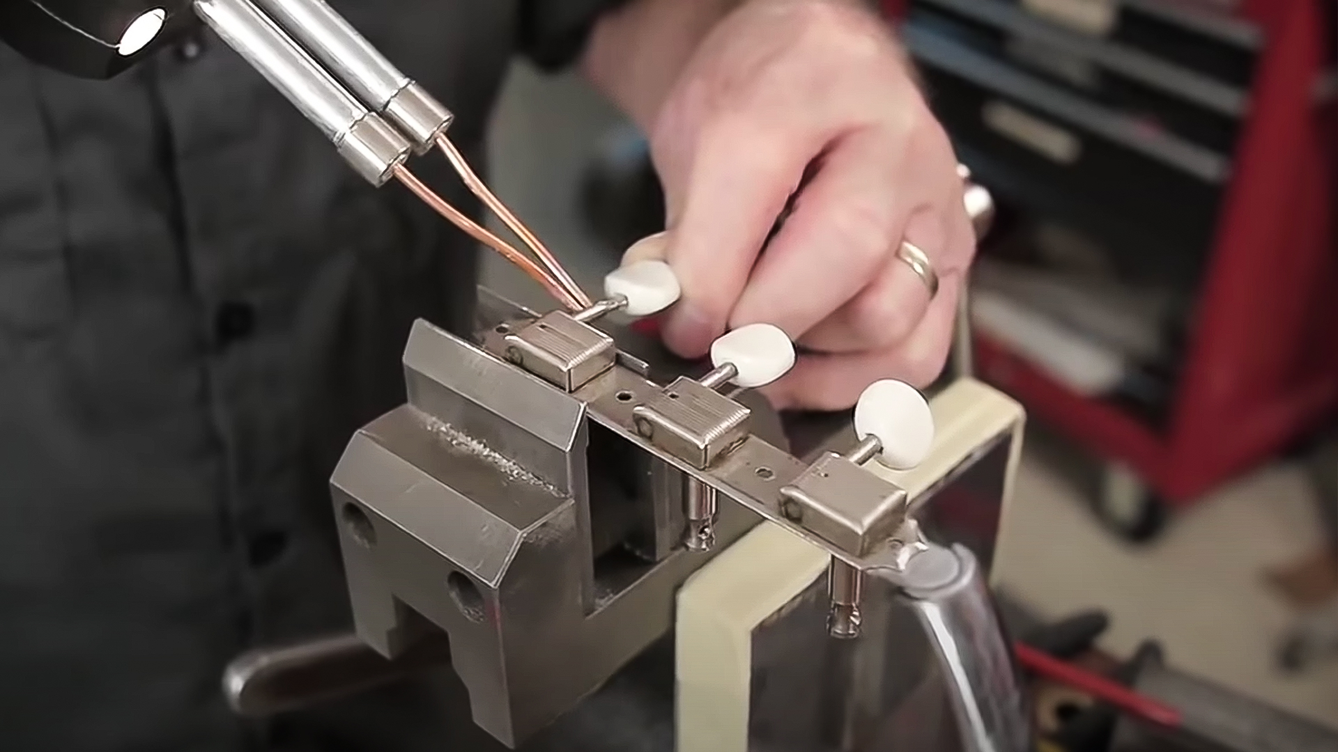 Installieren der Tunerknöpfe