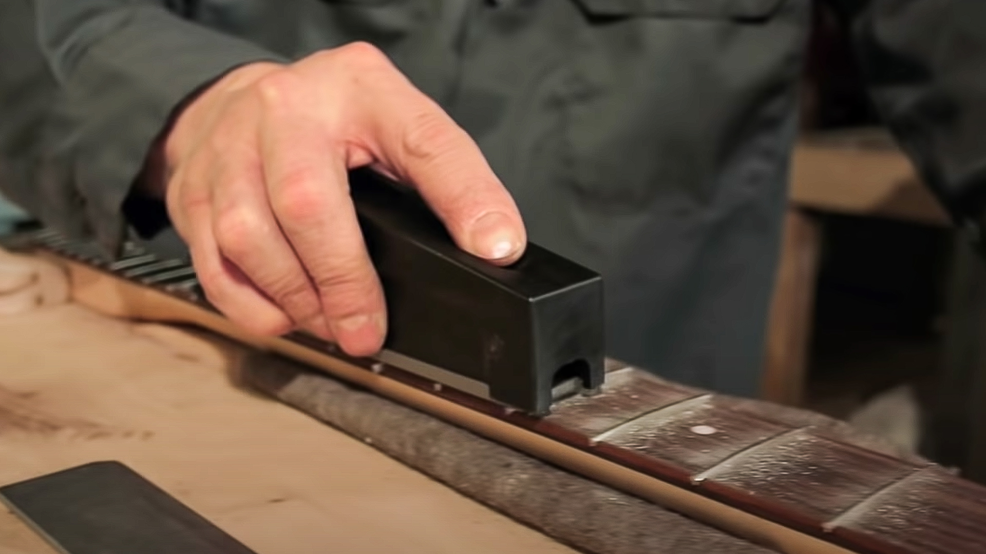 Schnappschüsse zum Nivellieren und Abschrägen von Gitarrenfalten