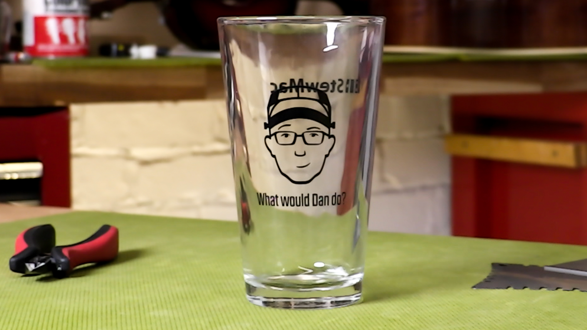 Video zu Dan Erlewines Gitarrenreparatur Pint Glass