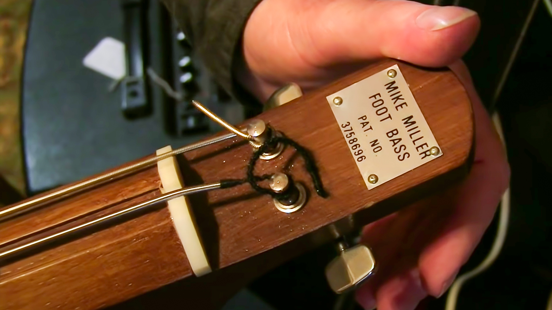 Ein Bass, den du mit deinem Fuß spielst?