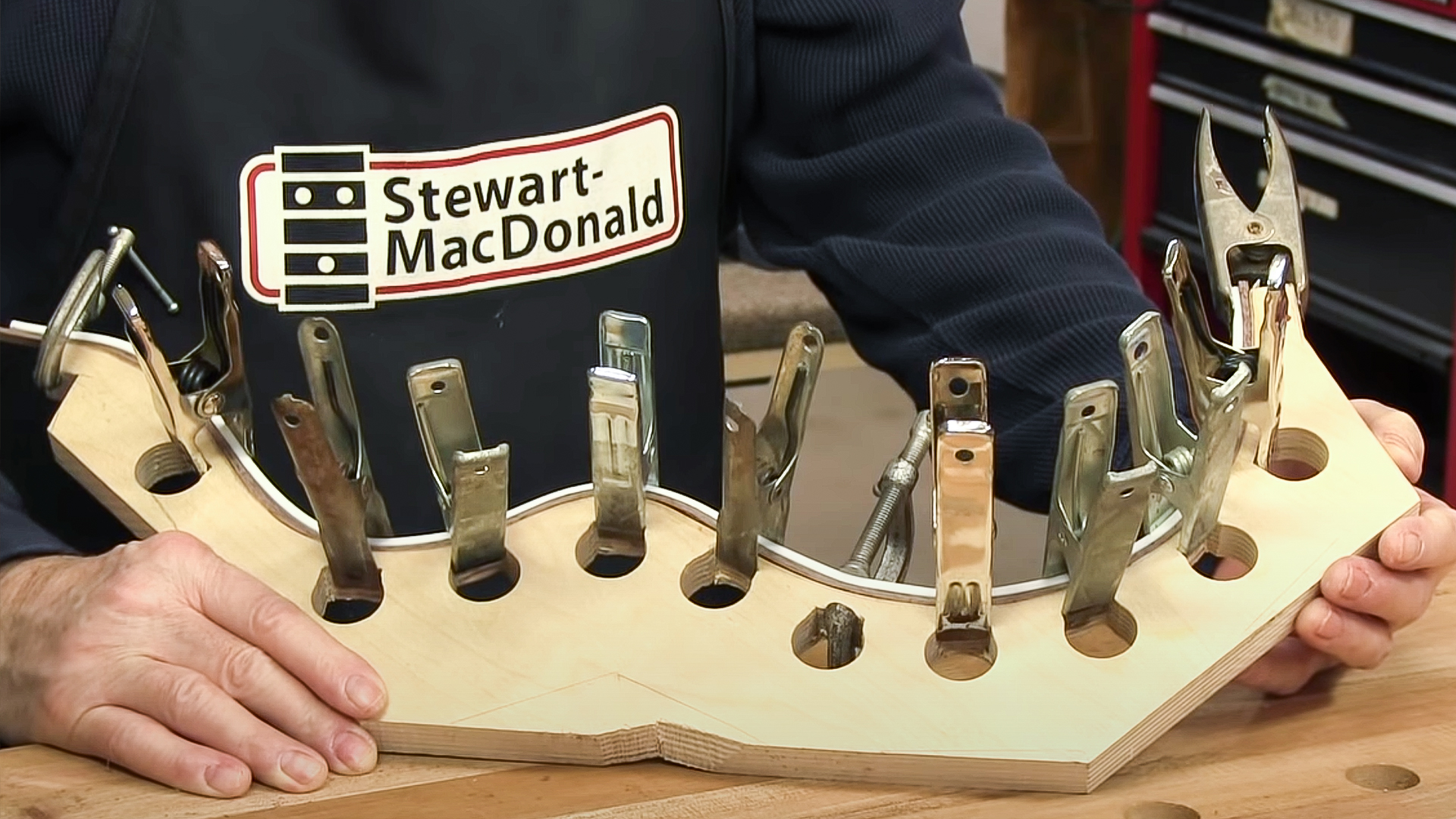 Individuelle Walnussbindungen für eine 1800er deutsche Gitarre