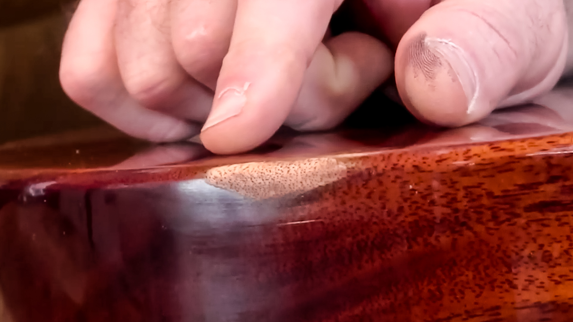 DIY: Der richtige Weg, um das Lack-Finish Ihrer Gitarre zu reparieren!