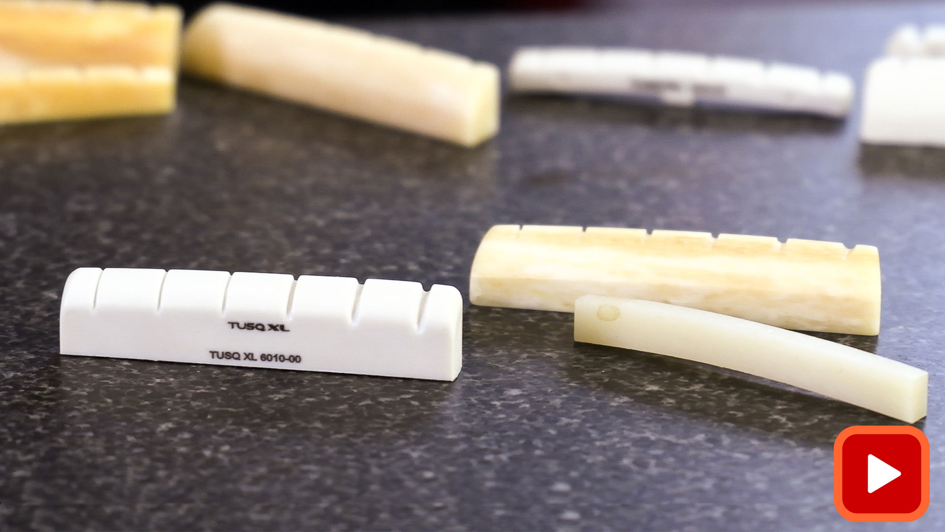 Nüsse aus mehreren Materialien auf Granitplatte