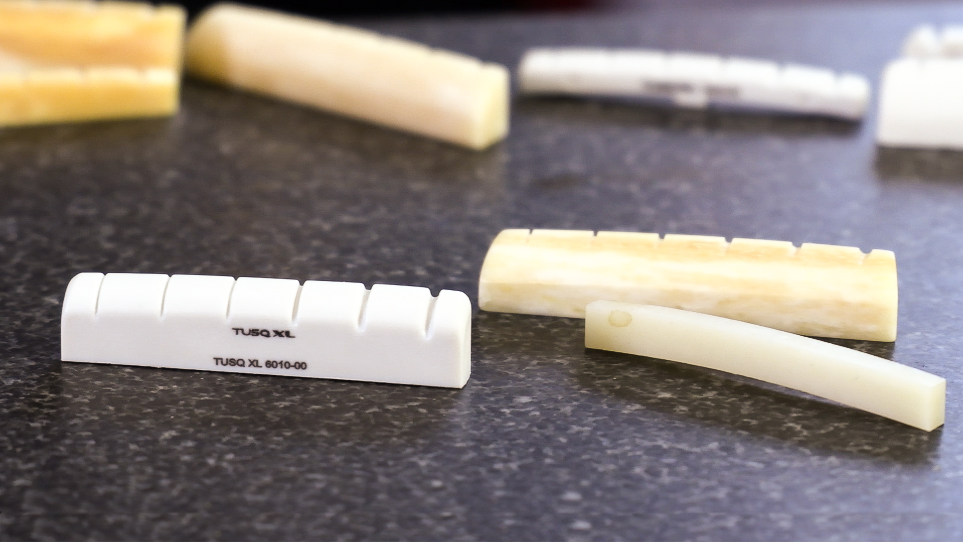 Einfache Stratocaster-Mod: Wie man die Nuss auf der Gitarre ersetzt