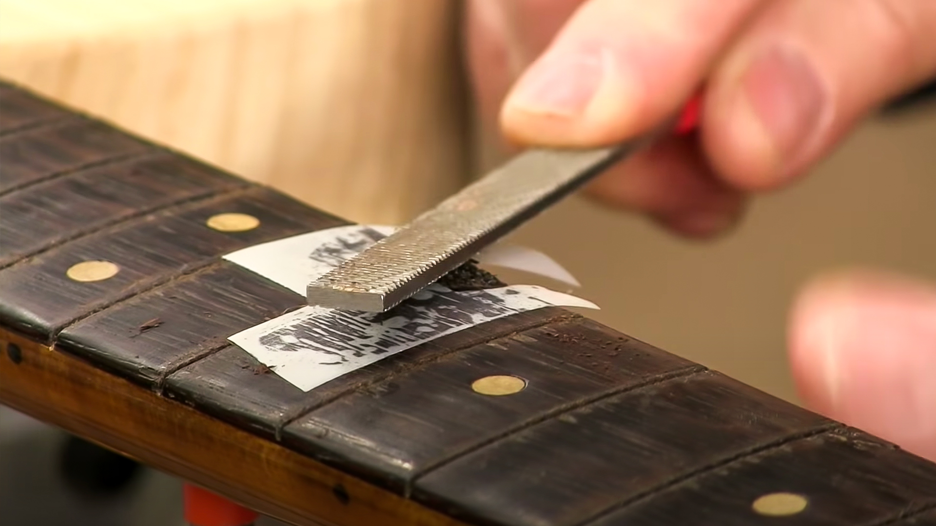 Reparieren von Fretboard-Chips auf dem Mike Bloomfield Tele