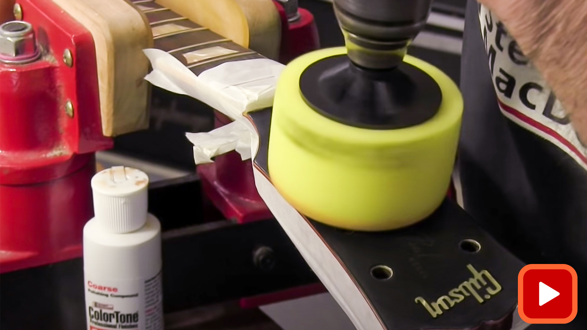 Polierpad im Handbohrer am Gitarrenkopf