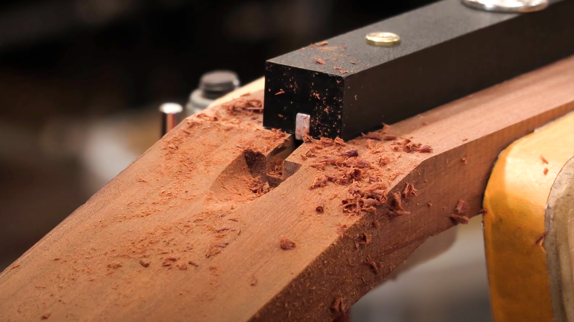 Wie kann eine Tischsäge einen gebogenen Stabkanal schneiden?