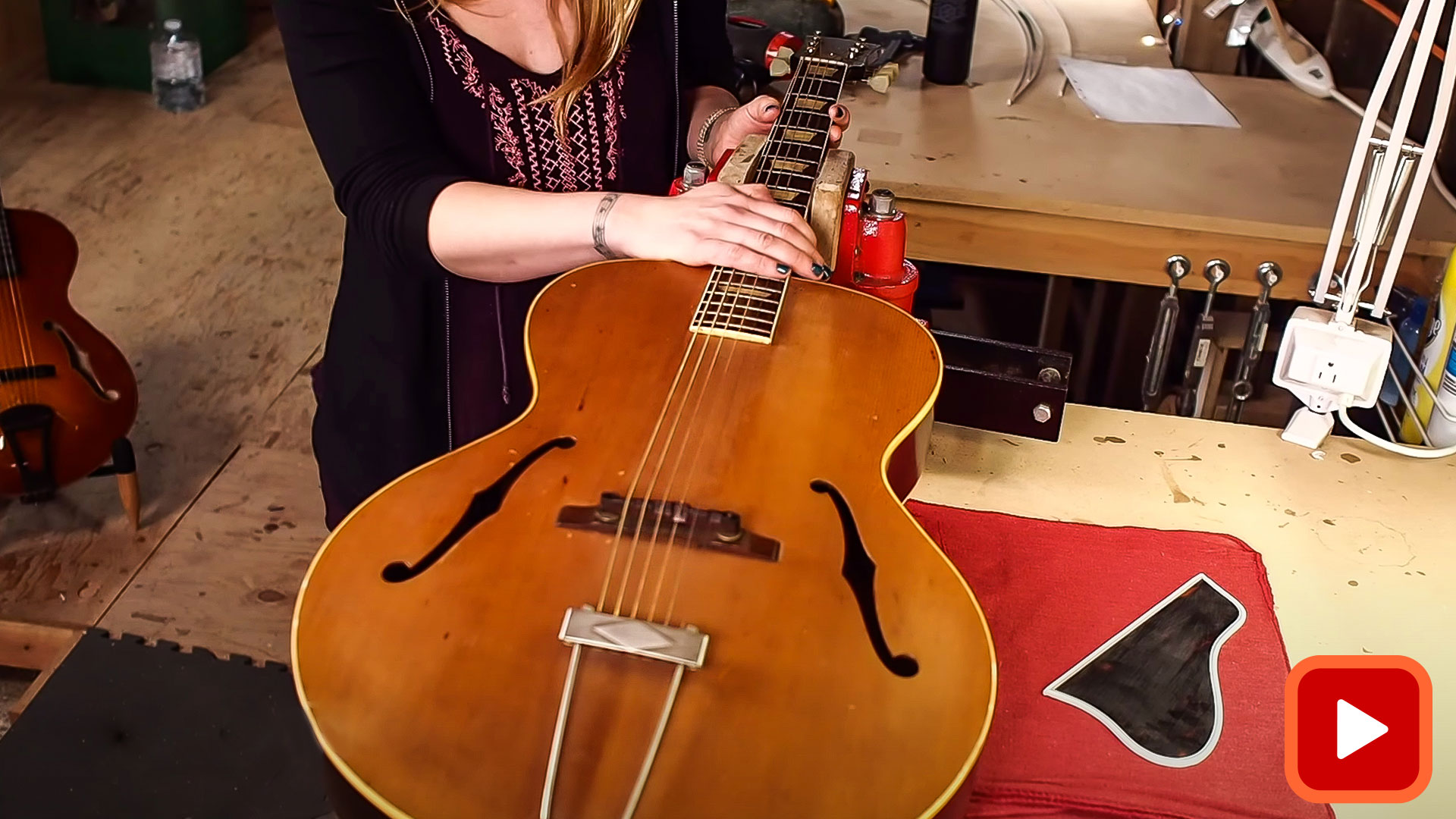 Archtop-Gitarre mit Schraubstockhals