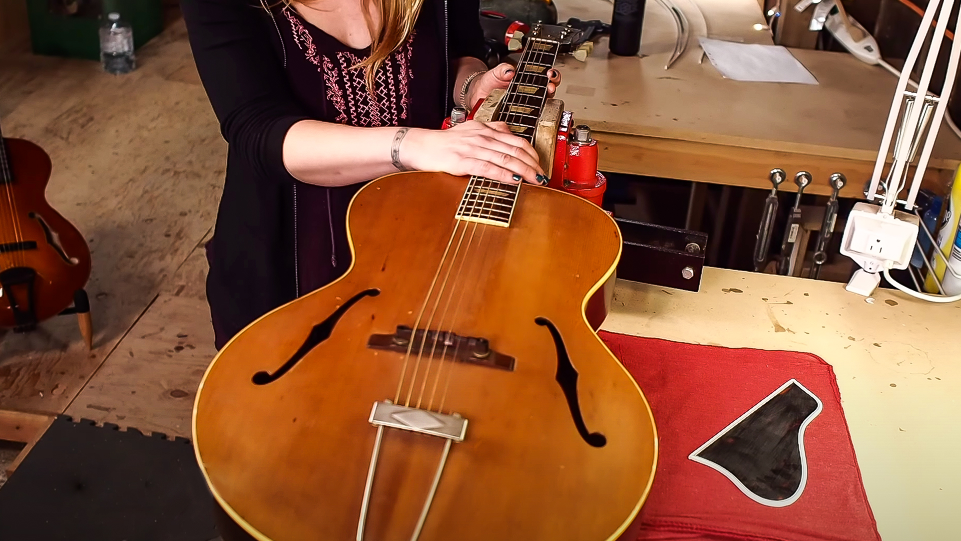Wie Maegen Wells die Pickguard-Binding installiert