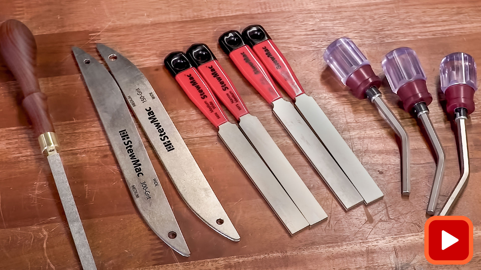 Verschiedene Kronenfeilen auf einer Bank