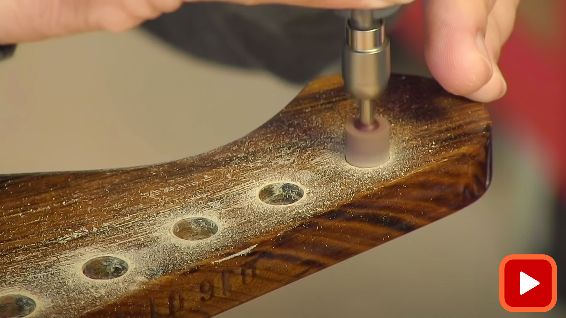 Dremel-Werkzeug zum Entfernen der Oberfläche von den Tunerlöchern