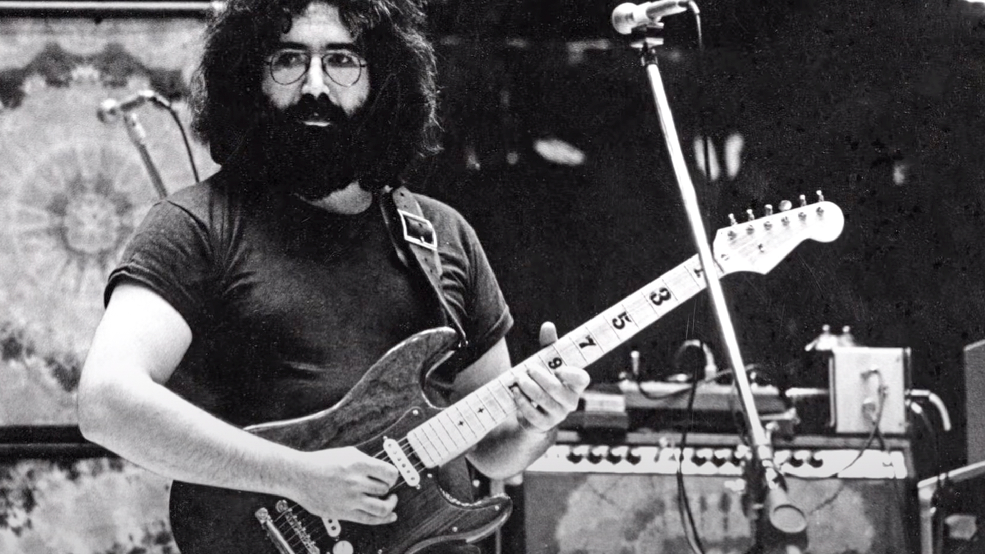 So stellen Sie einen maßgeschneiderten Holz-Pickguard her