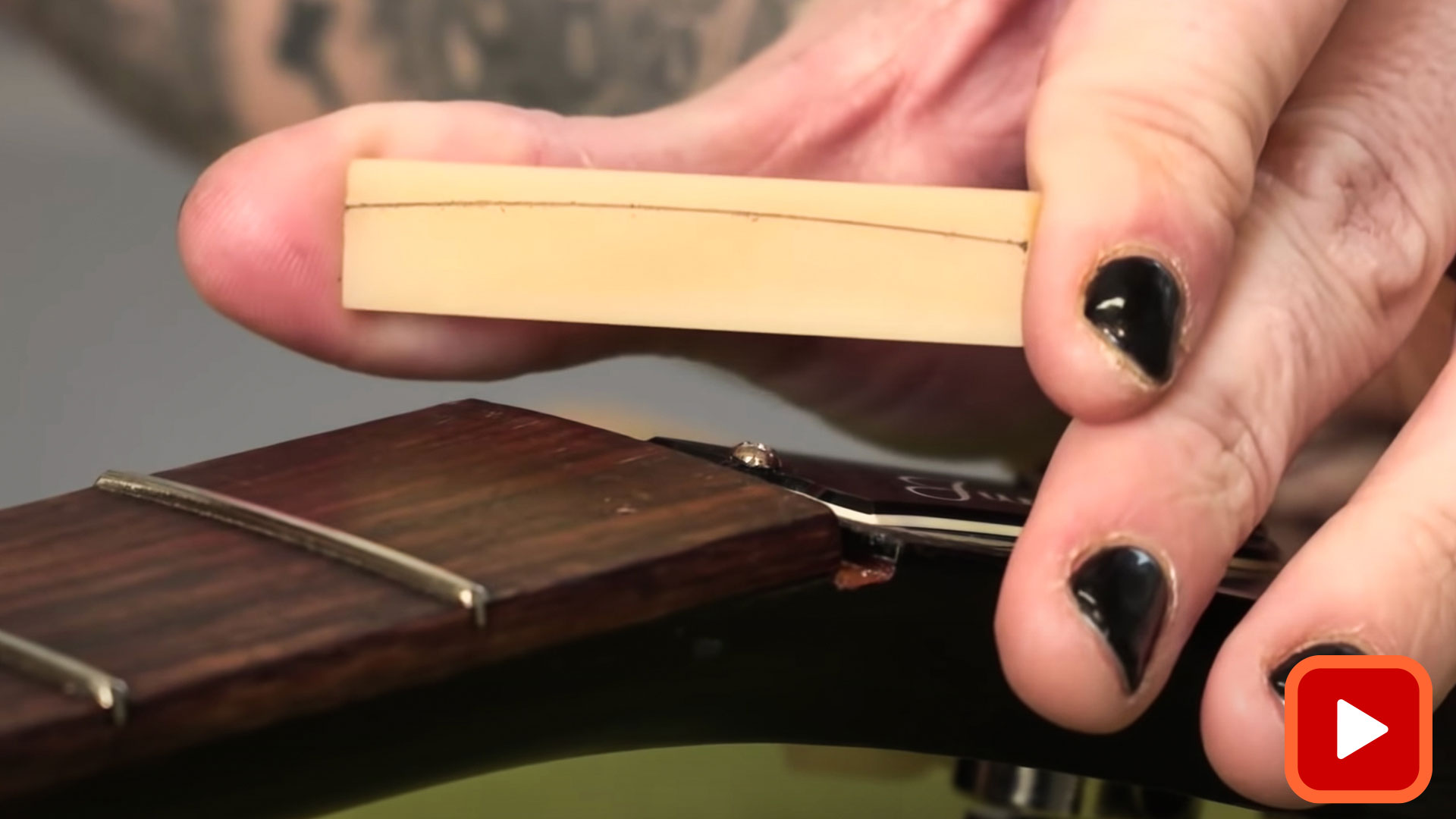 Hände, die zeigen, dass der Mutternrohling passt