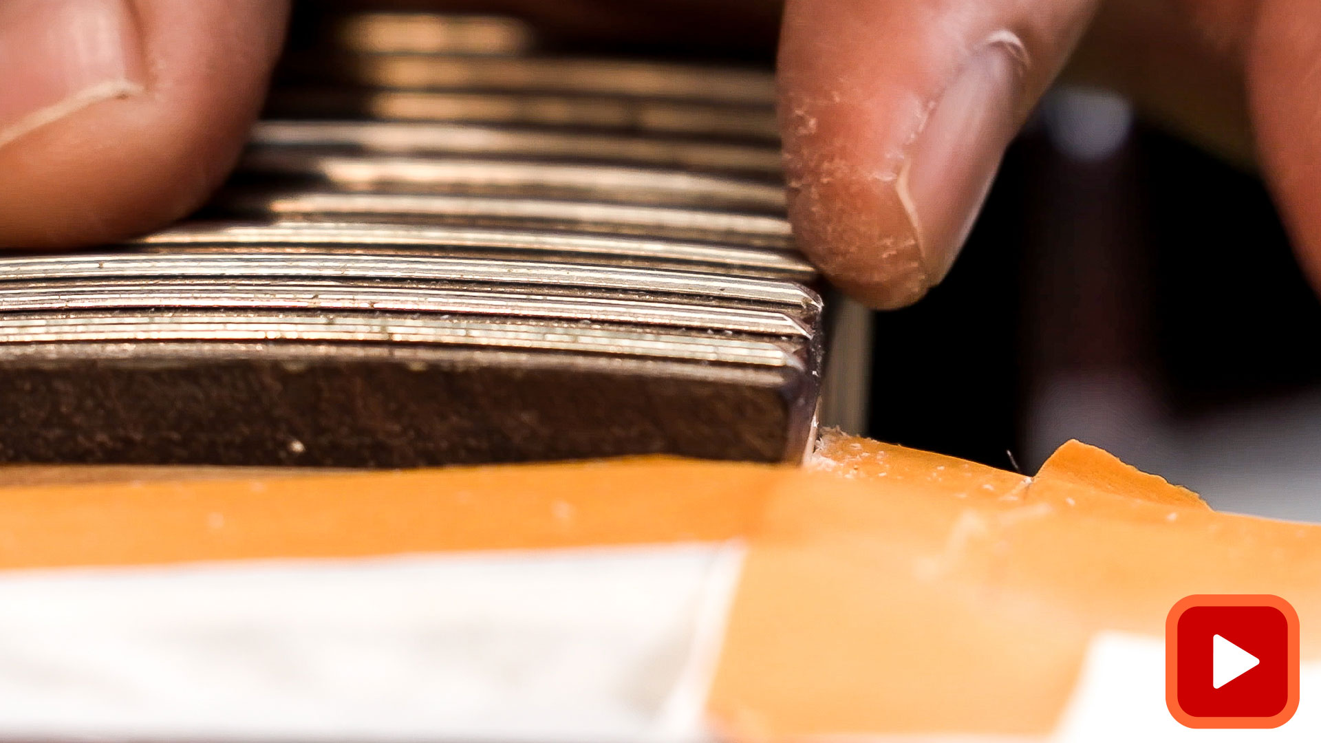 Finger spüren scharfe Ärgerenden auf der Fingerauflage