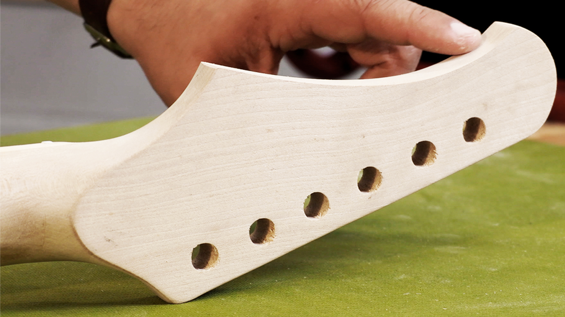 So formst du eine Custom-Kopfplatte für die Gitarre