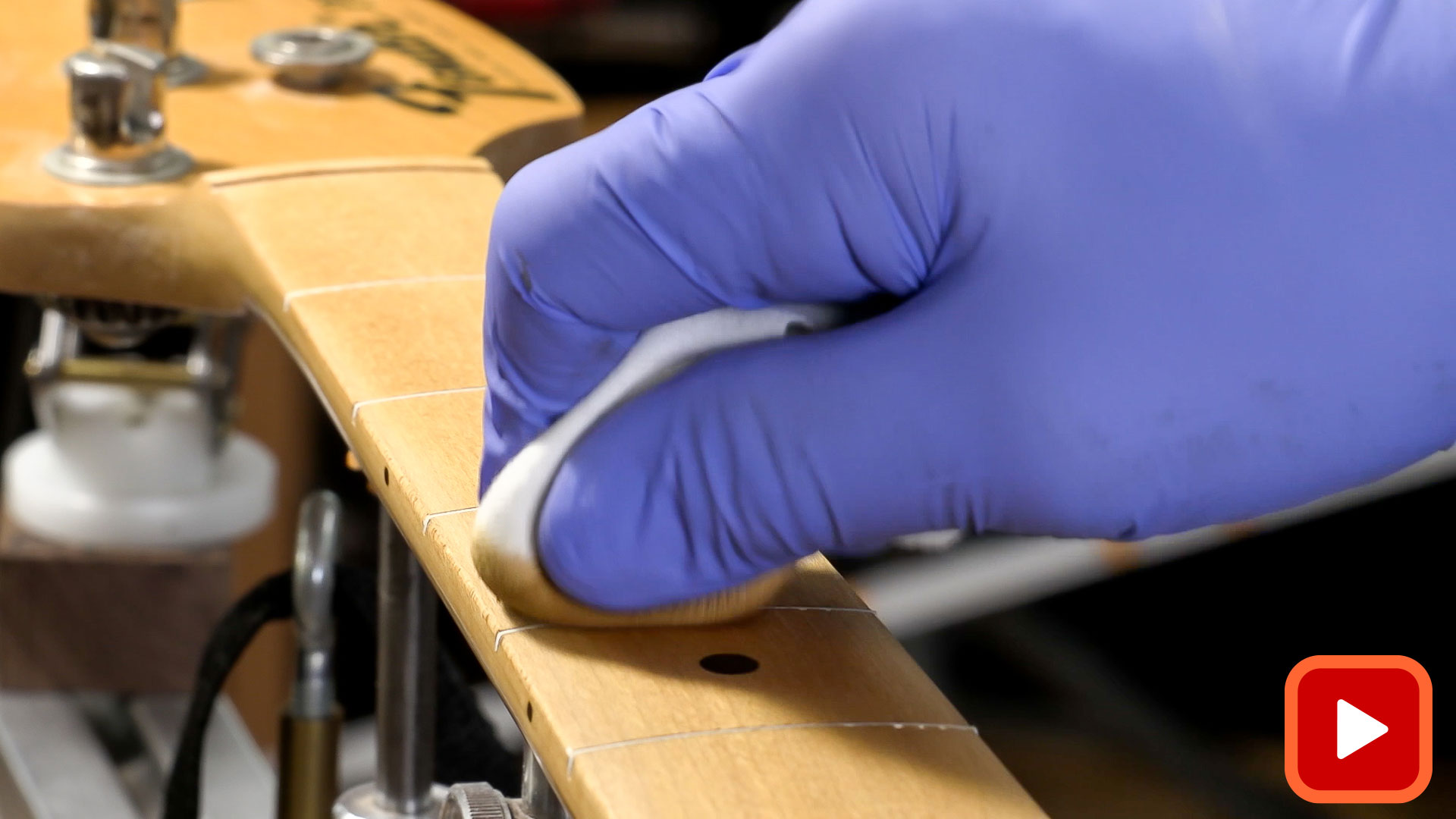 Passender Fleck, der mit einem Lappen auf Holzfrittierbrett abgewischt wurde