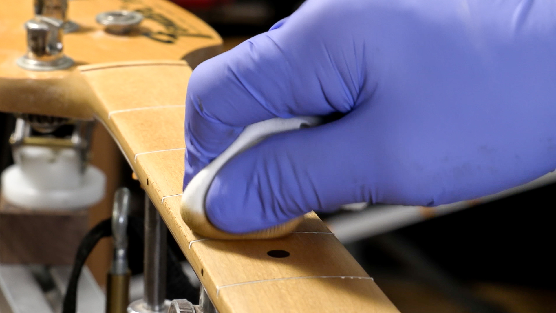 So färben Sie ein Fender-Ahorn-Fretboard