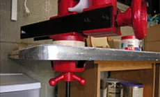 Einbau des Reparaturschraubstocks Nahaufnahme