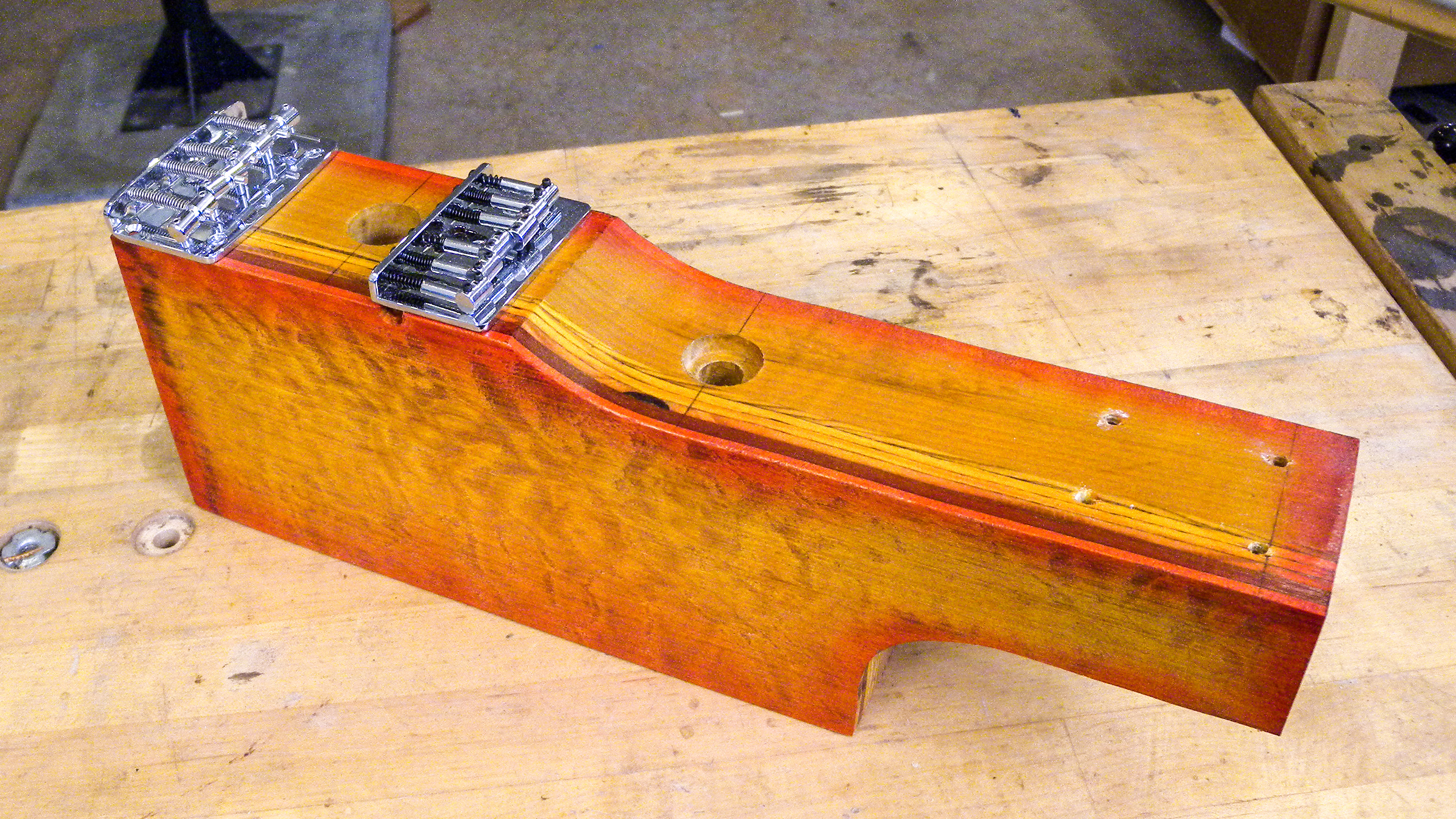 Stellen Sie einen „Stunt Double“-Gitarrenkörper für die Arbeit auf dem Tisch her