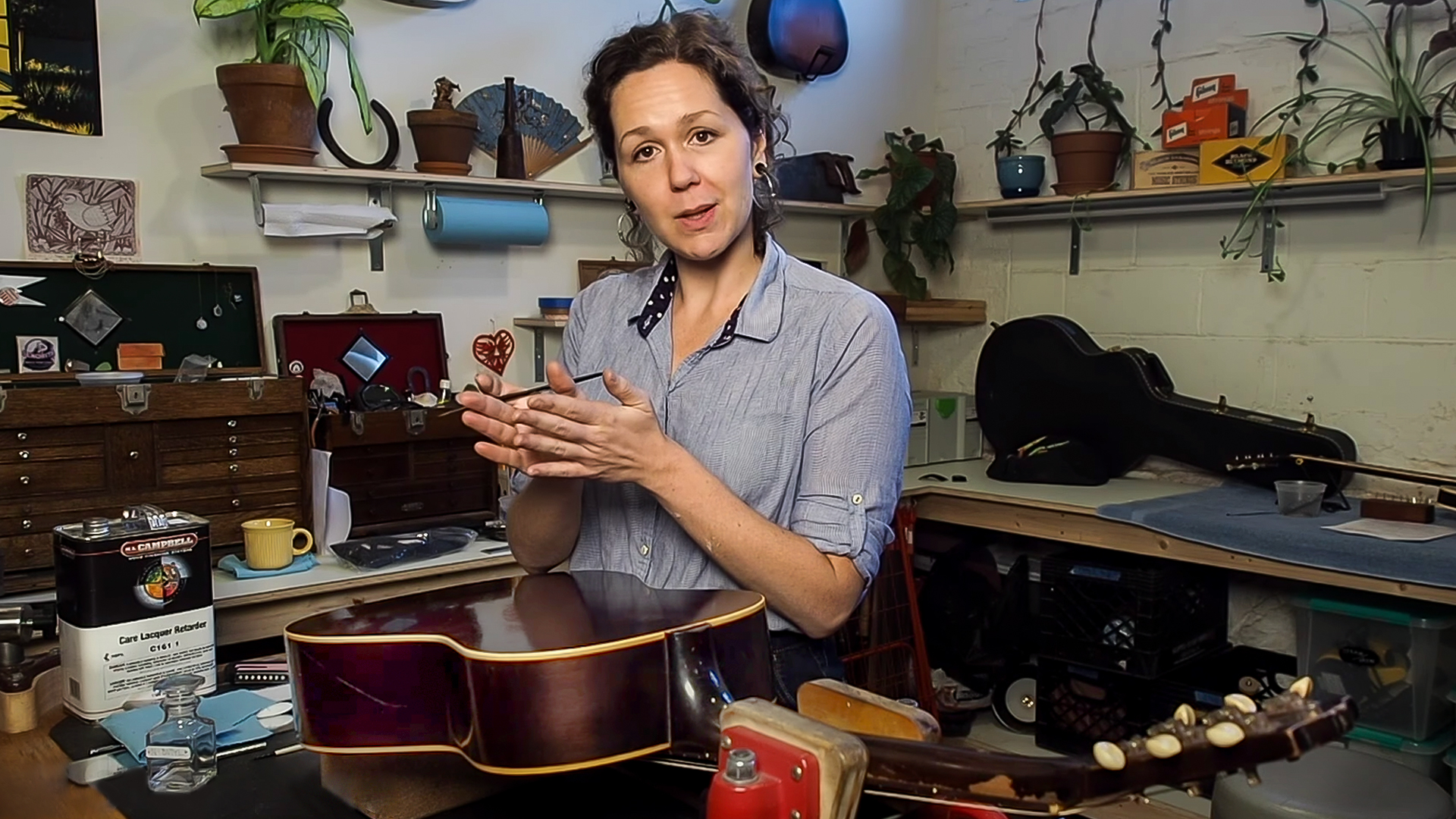Mamie Minch: Das Schmelzen verkratzt ein Vintage-Gitarren-Finish