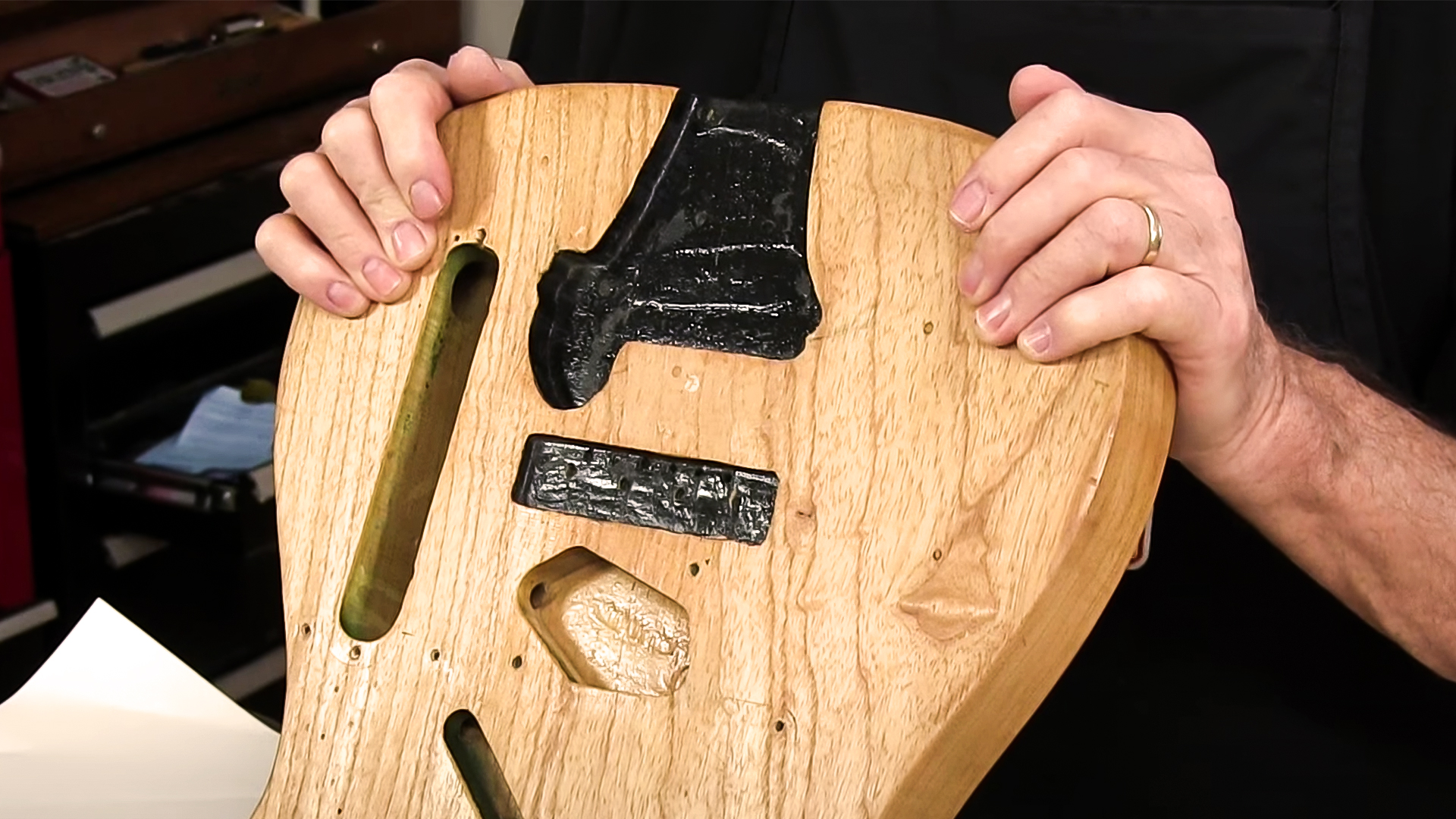 Ein Loch in einem 1953 Telecasterkleben