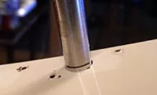 Die Pegholes gefräst, damit sie zu den Grover Tunern passen