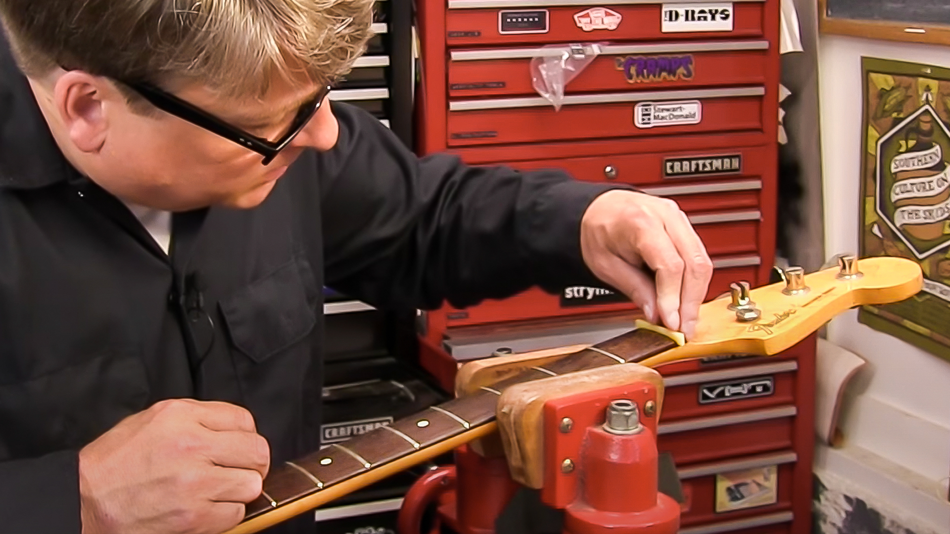 Formung einer Mutter für einen geradlinigen Schlitz des Kotflügels