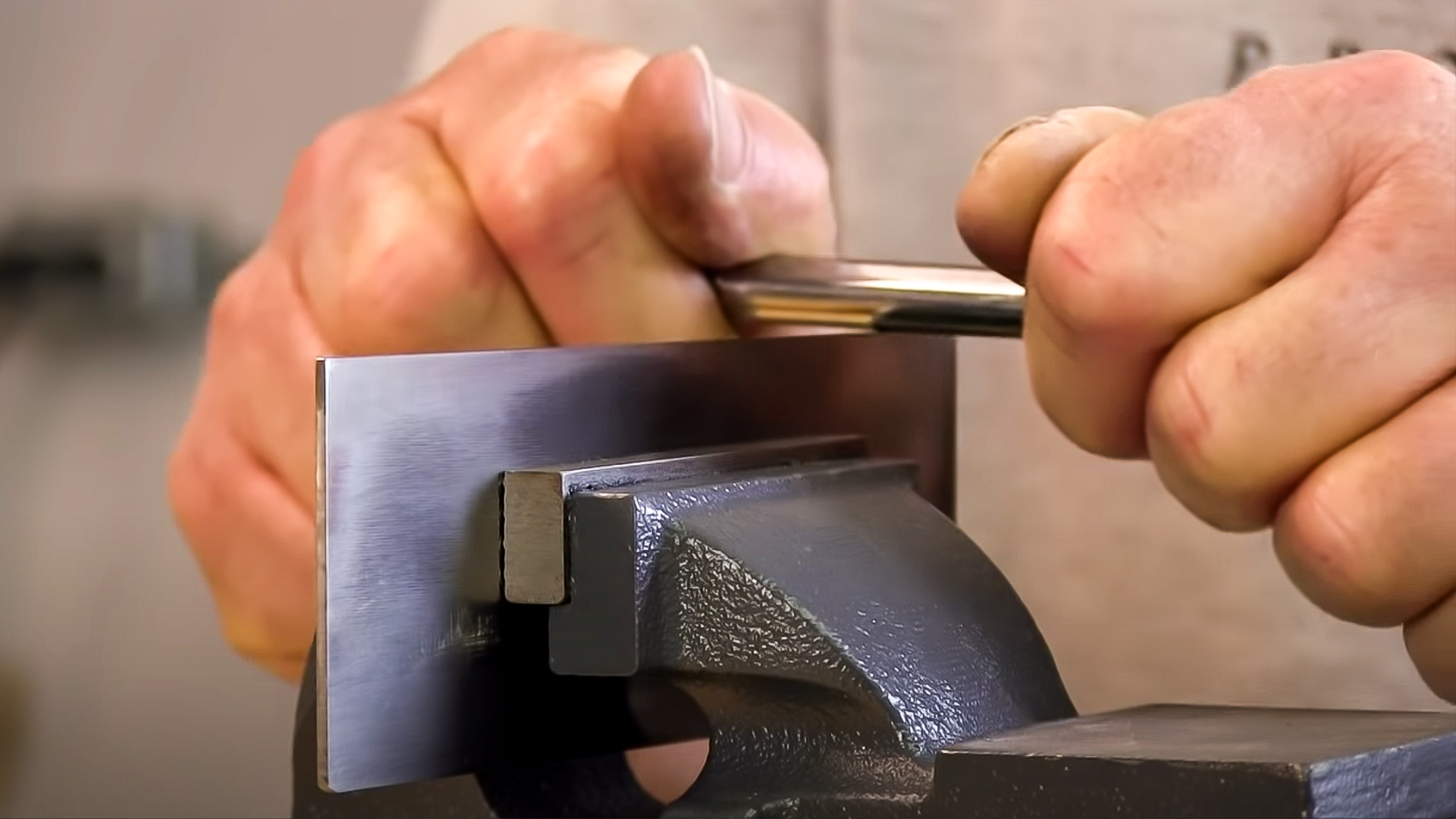 Schaber für Gitarrenarbeiten schärfen: zwei einfache Halterungen Schaber für Gitarrenarbeiten schärfen: zwei einfache Halterungen