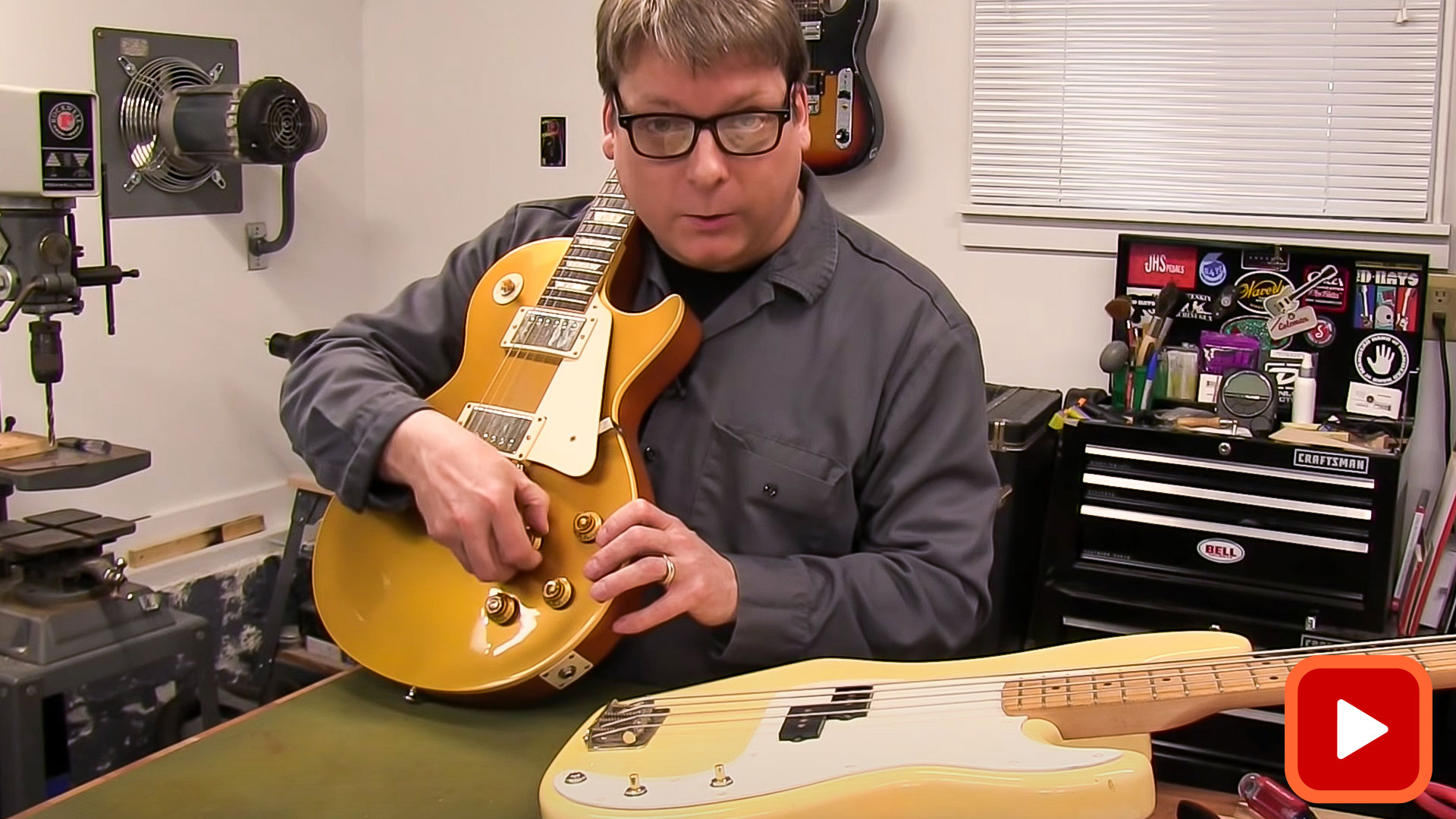 Mann testet Passknopf auf Gitarre