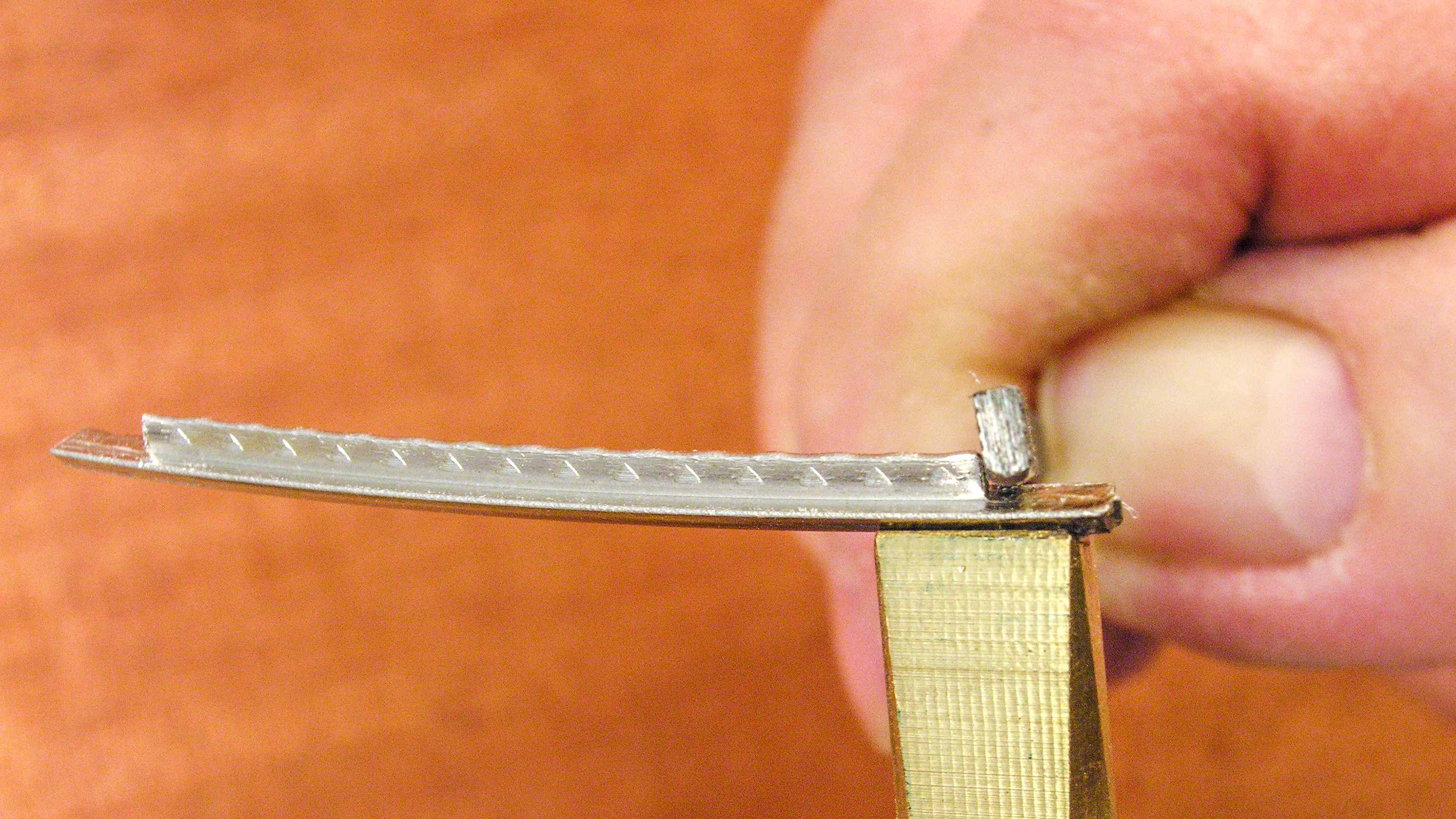 Verwenden Sie einen Fret Setter <em>auf dem Kopf</em> für schnelleres Fretwork!