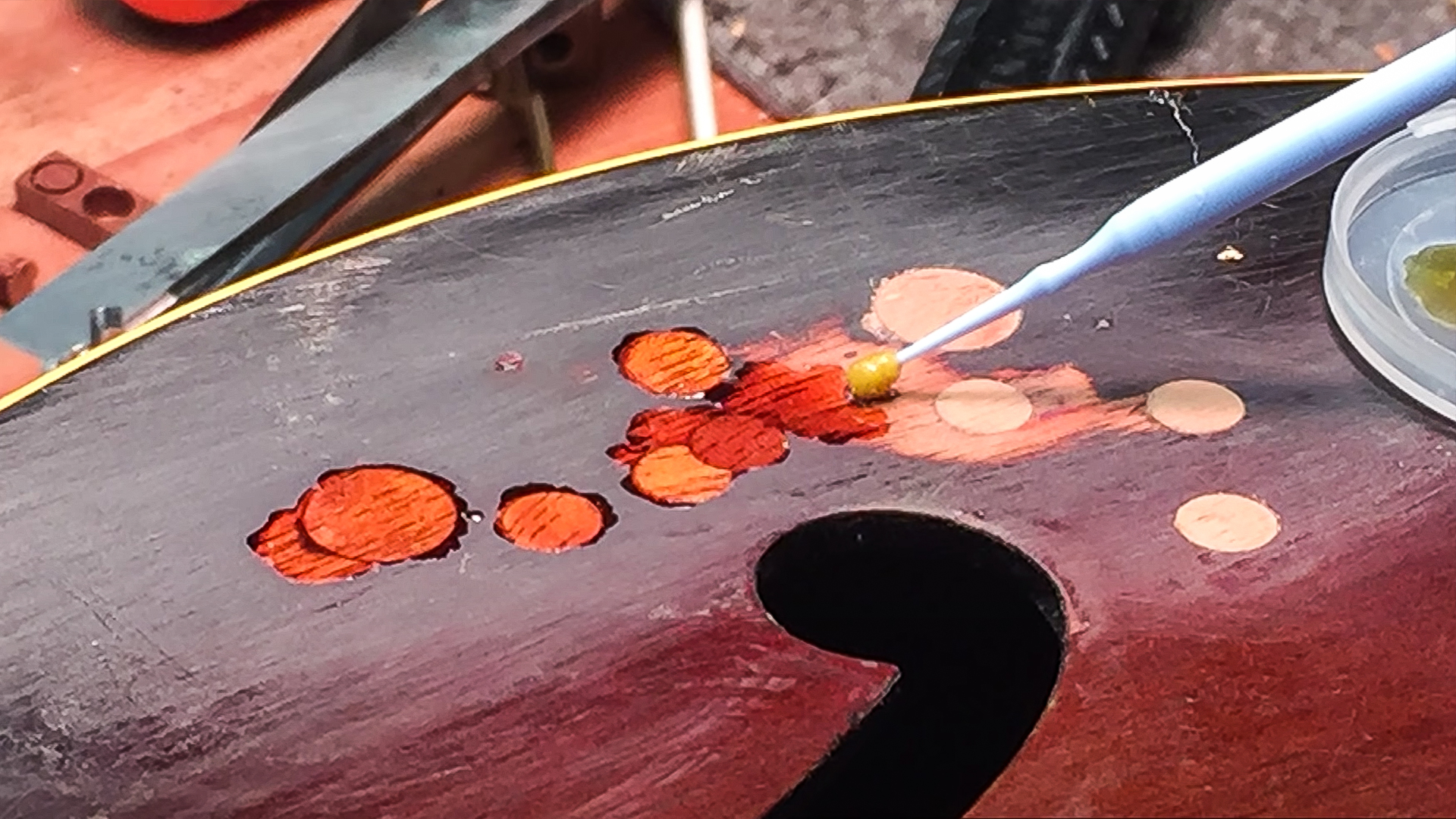 Verwendung eines Flashcoats für Gitarren-Finish-Auffrischungen