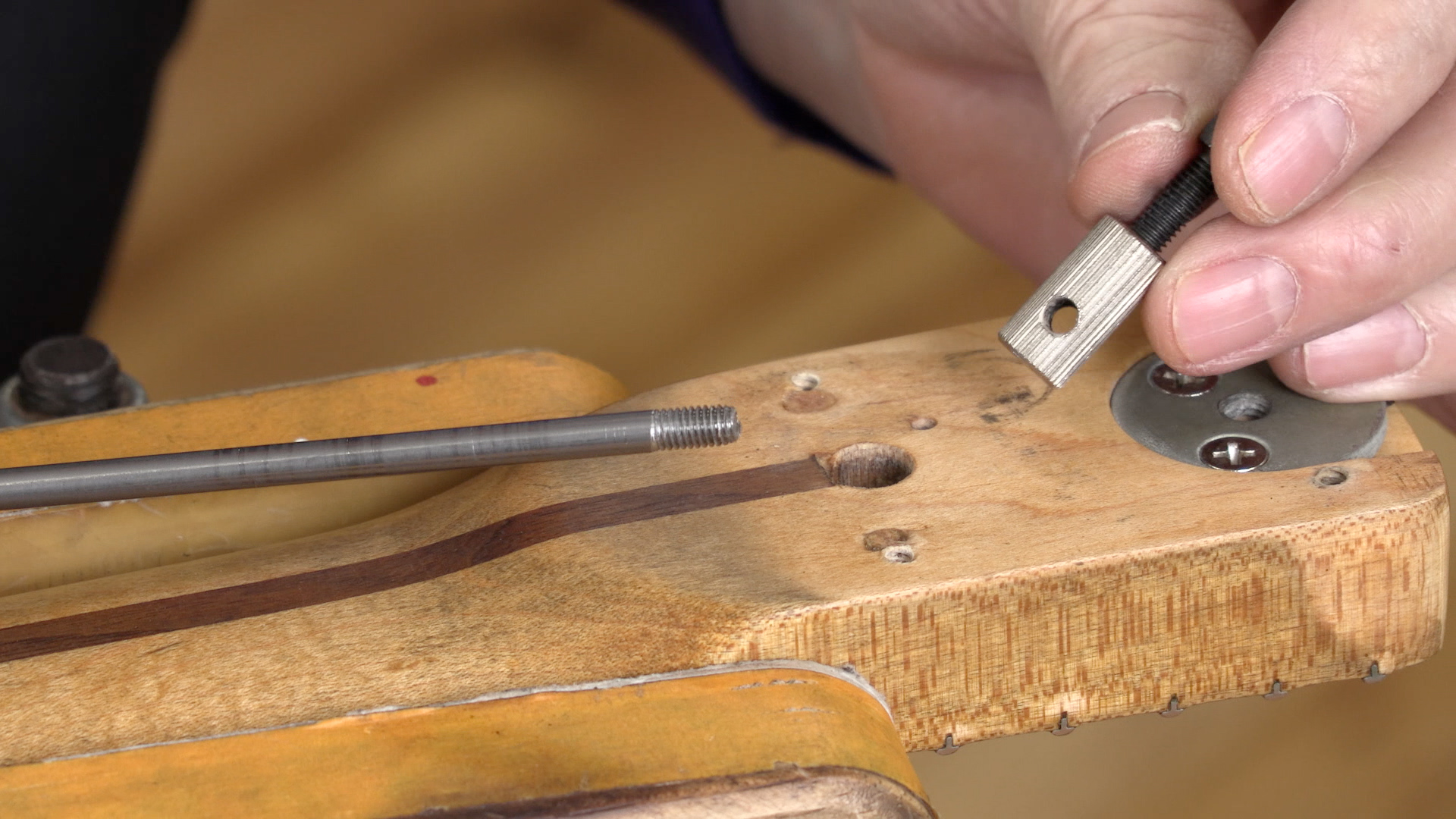 Was ist mit dieser Kotflügel-Strangpressstange nicht richtig?