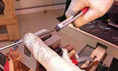 Verwenden der Fret Fitter Zange