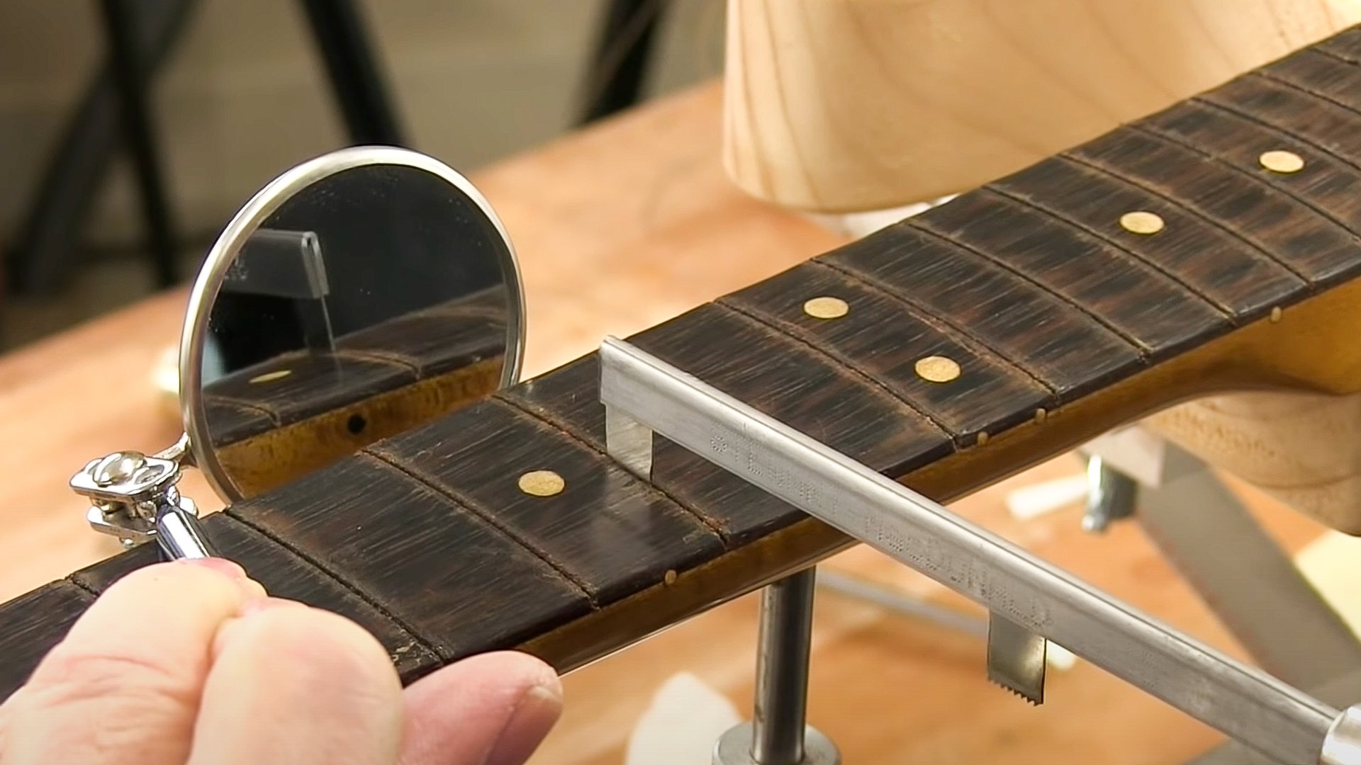 Yuck! Reinigung der Fret Slot Gunk vom Mike Bloomfield Tele Yuck! Reinigung der Fret Slot Gunk vom Mike Bloomfield Tele